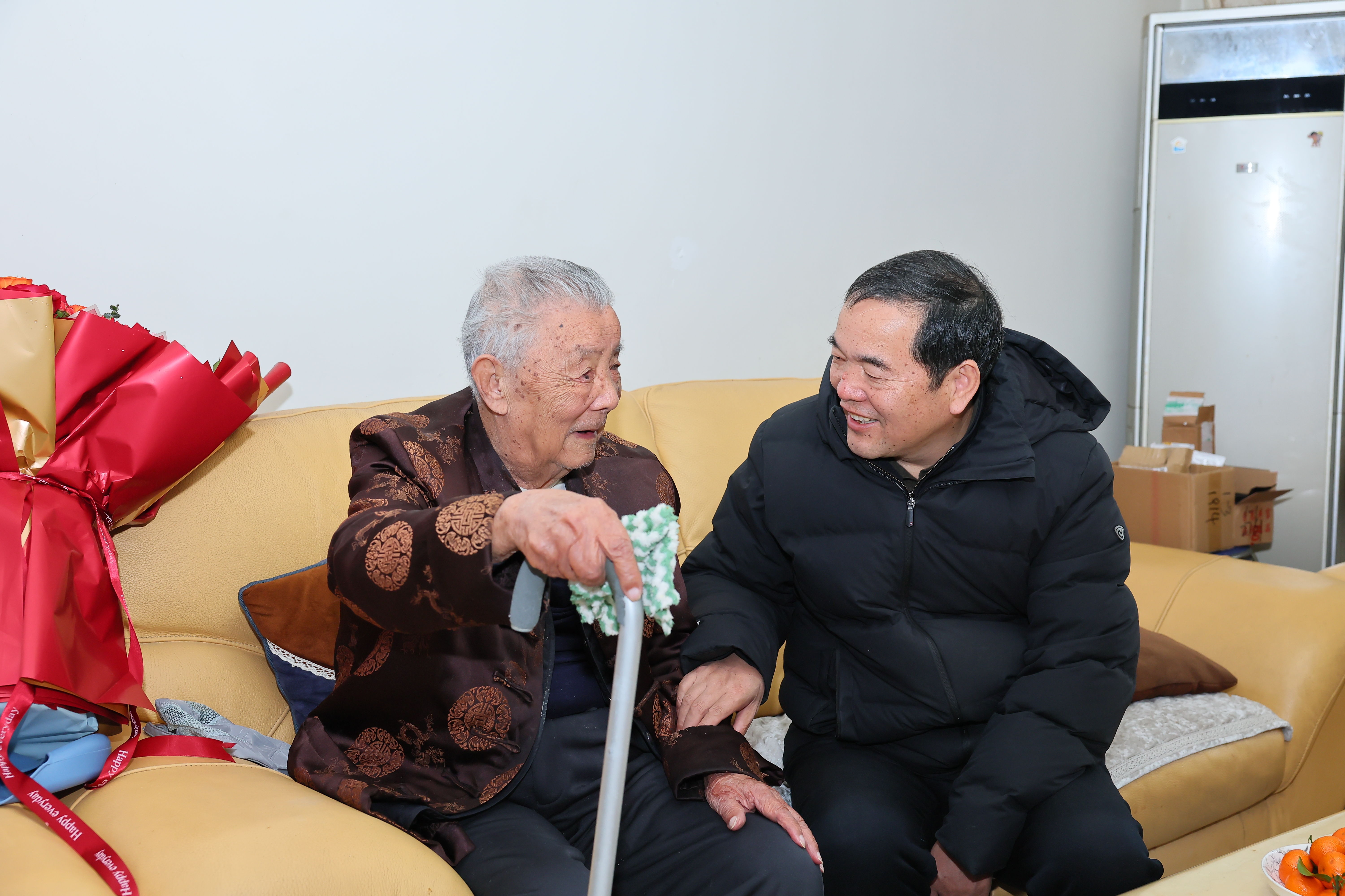 党委副书记陈建有看望百岁老人原四系工人候廉圣 (1).JPG