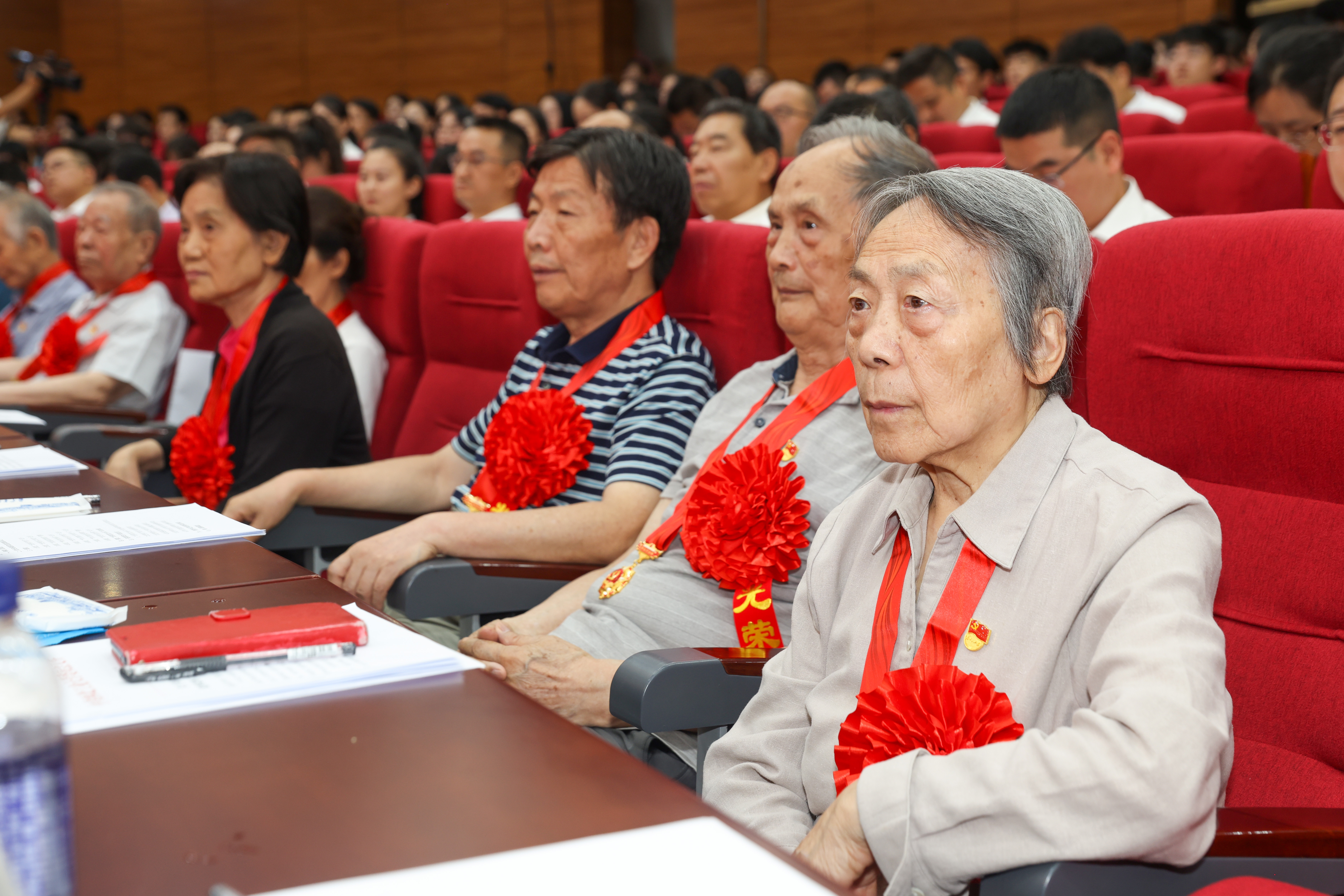 20240701威廉williamhill中文官网“七一”表彰大会光荣在党50年5——司哲摄.jpg undefined