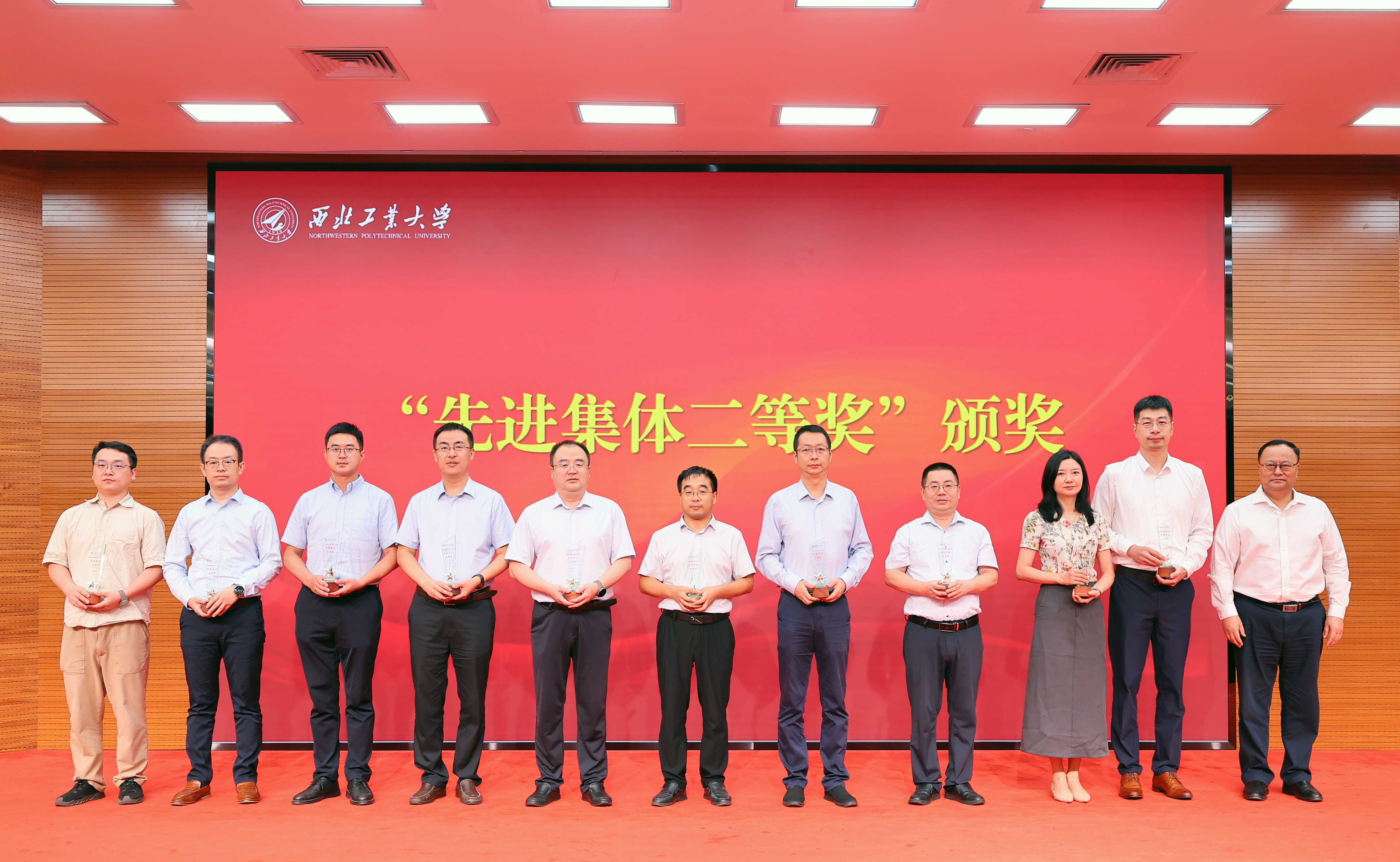 校长宋保维颁发先进集体二等奖_副本.jpg