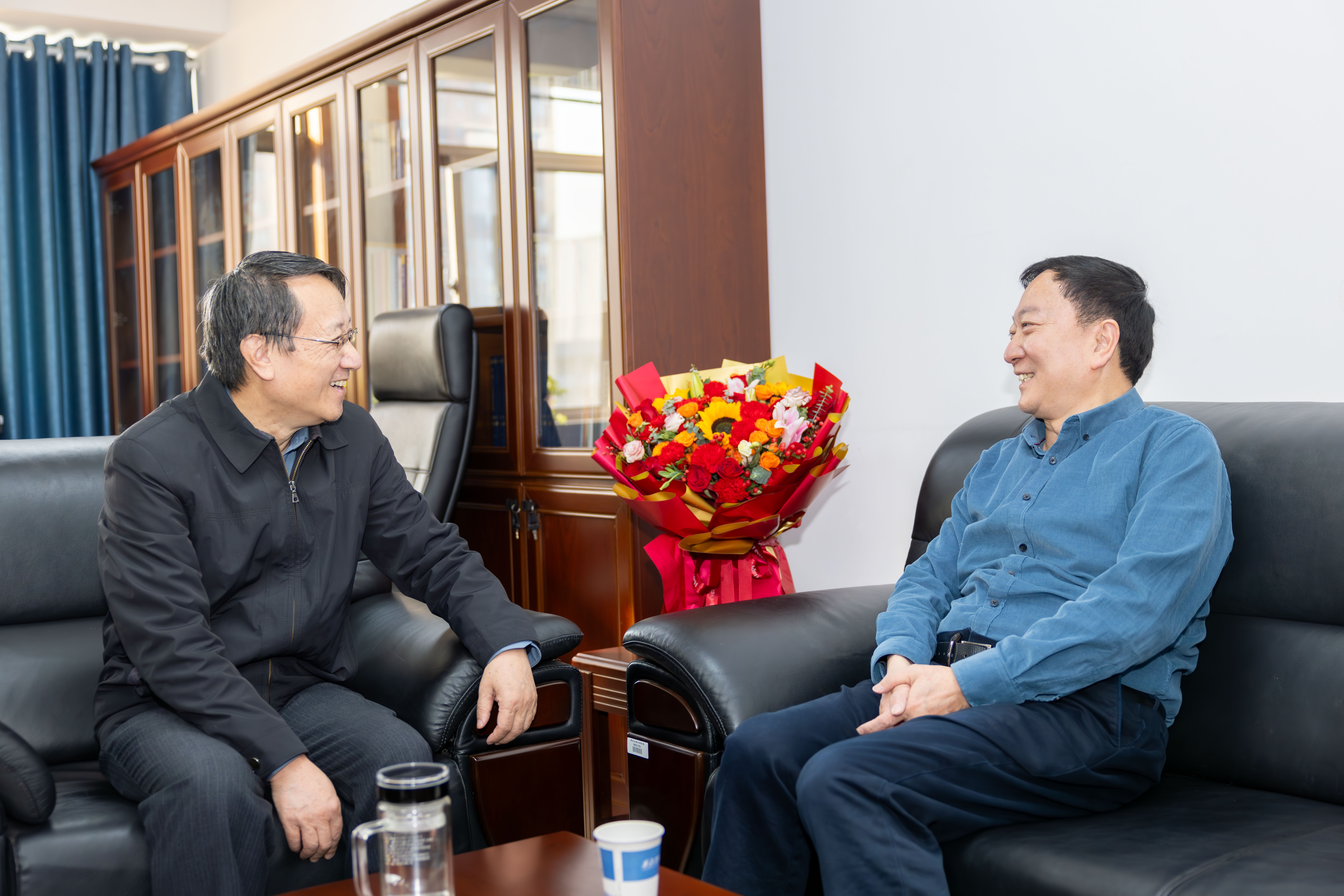 20250113李言荣书记慰问张伟书记1——司哲摄.jpg undefined