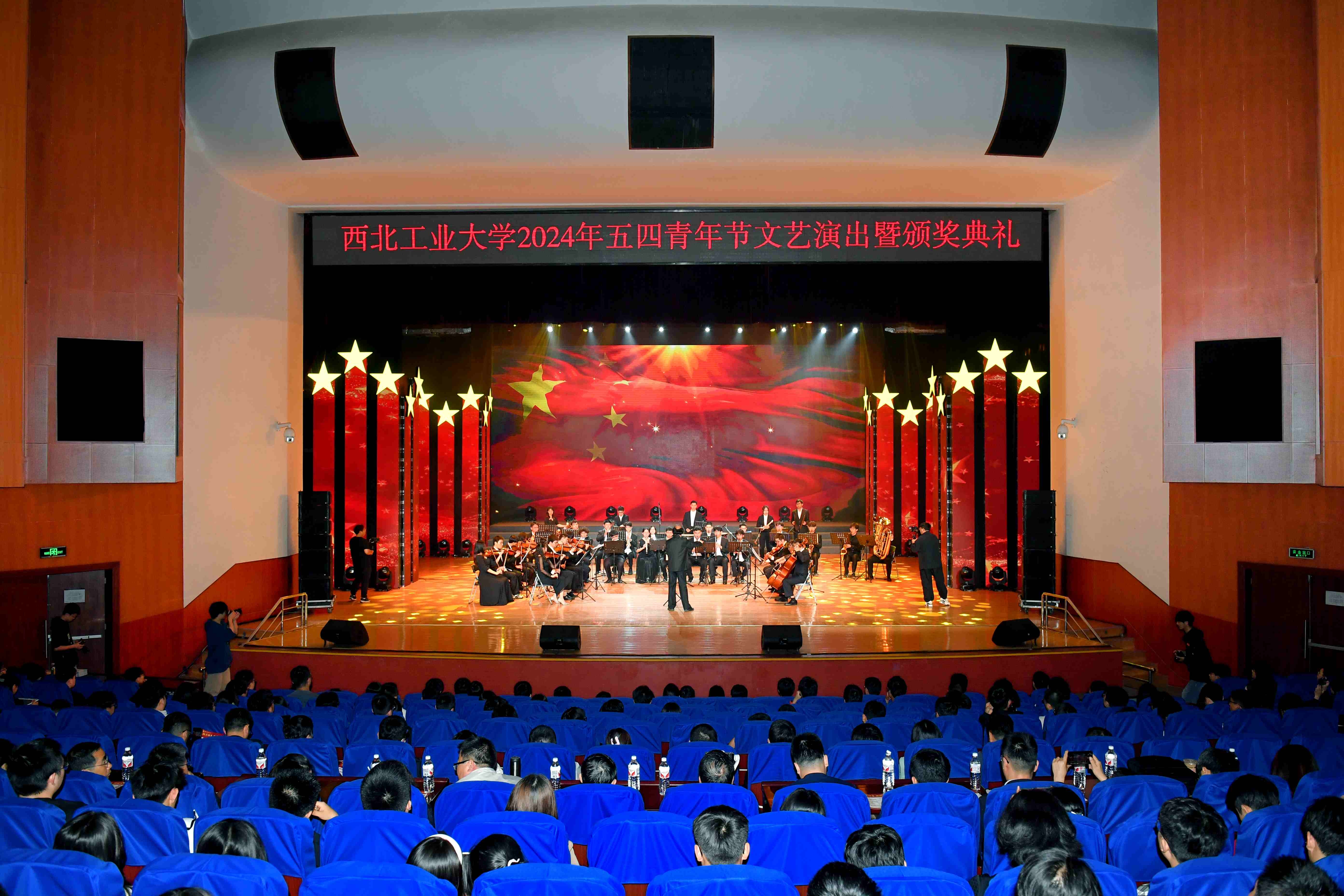 《人民万岁》.jpg