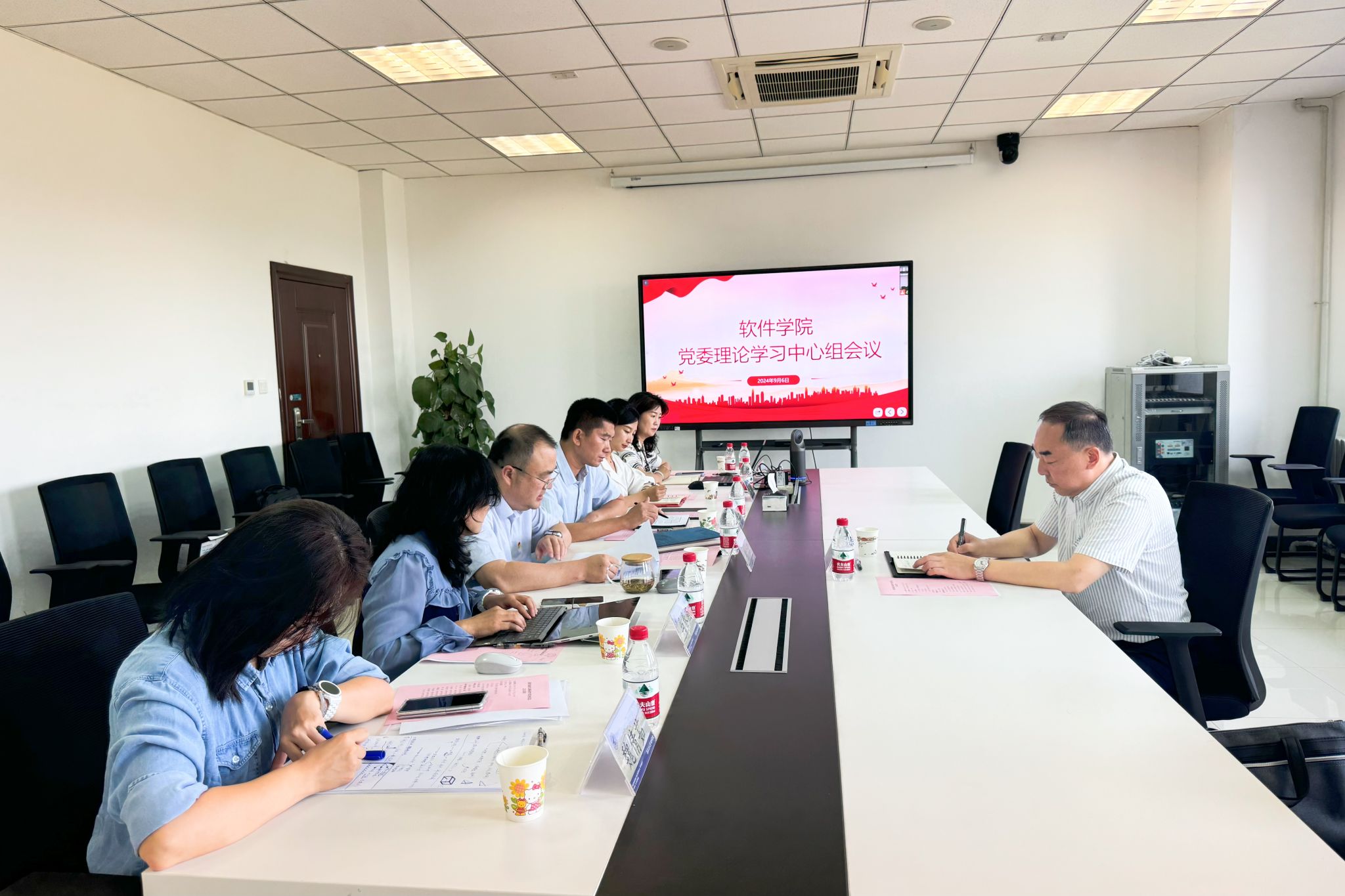 图1党委理论中心组学习.jpg 图1党委理论中心组学习.jpg