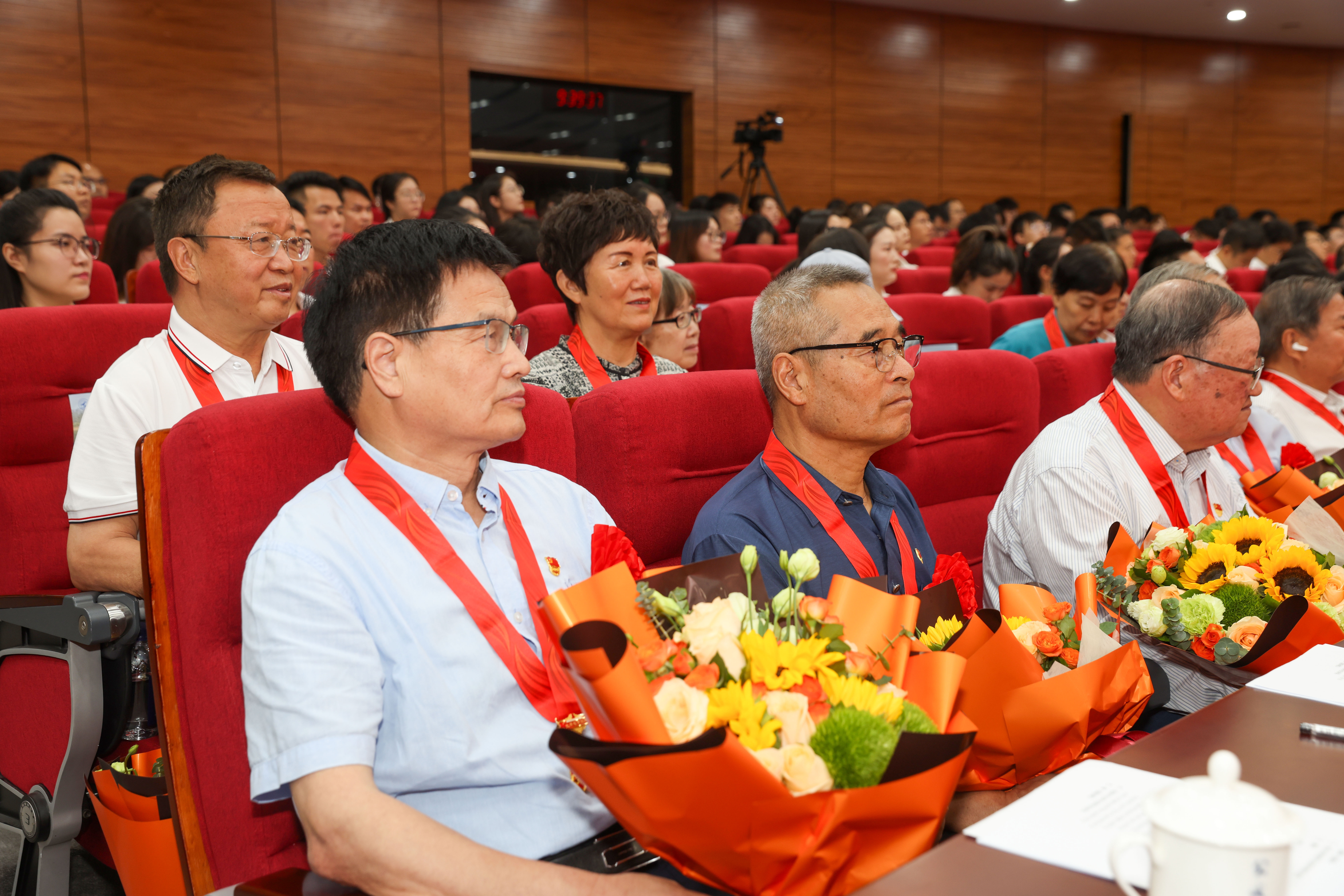 20240701威廉williamhill中文官网“七一”表彰大会光荣在党50年6——司哲摄.jpg 20240701威廉williamhill中文官网“七一”表彰大会光荣在党50年6——司哲摄.jpg